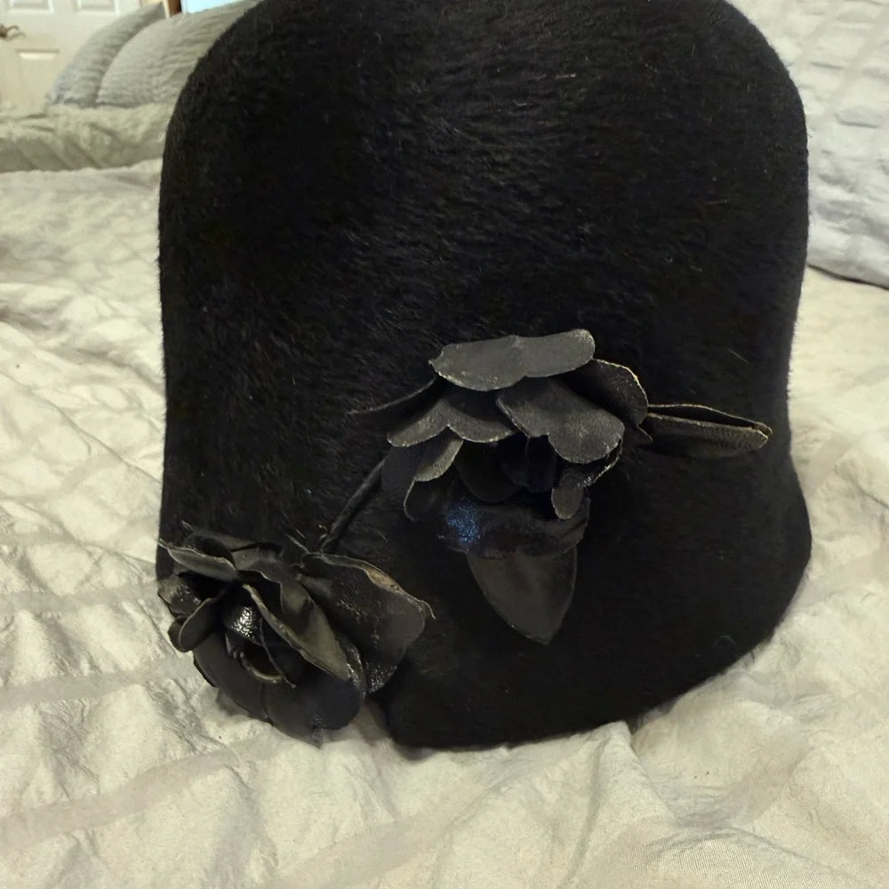 Christian Dior Chapeaux Black Women's Hat with Floral and Mesh Accent - Picture 4 of 7